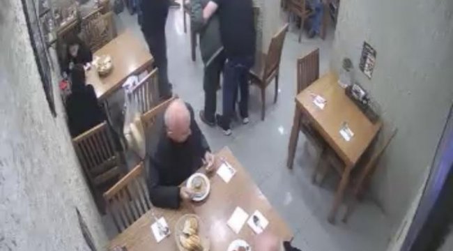 Lokantada Heimlich manevrasıyla müşterinin hayatını kurtardı