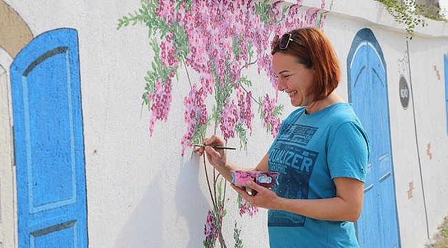 Menderes’te Akçaköy’ün duvarları tuvale dönüştü
