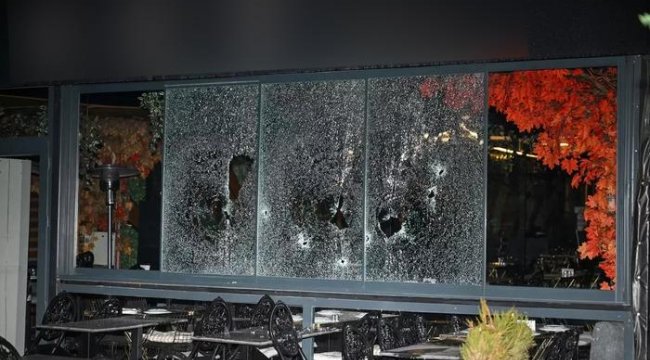 Motosikletle geldiler, iş yerini kurşunlayıp kaçtılar