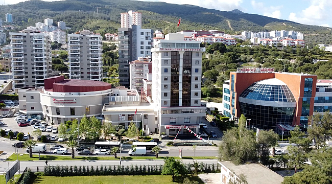 NARLIDERE BELEDİYESİ&#039;NDEN MİNİK ÖĞRENCİLERE ÇANTA VE KIRTASİYE DESTEĞİ