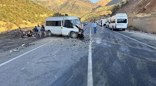 Şırnak&#039;ta minibüs ile hafif ticari araç çarpıştı: 11 yaralı