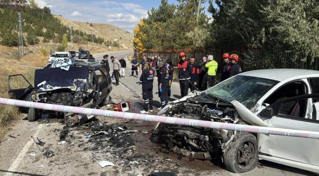Sivas'ta iki otomobilin çarpıştığı feci kaza! Sürücülerden biri hayatını kaybetti, diğeri ağır yaralandı