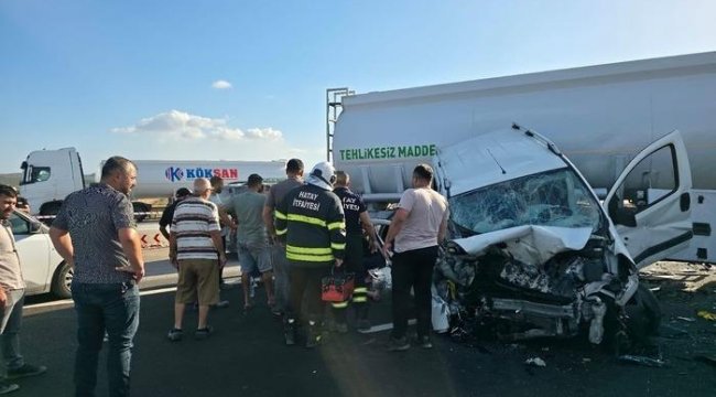 Tankerle, hafif ticari araç çarpıştı: 3 yaralı