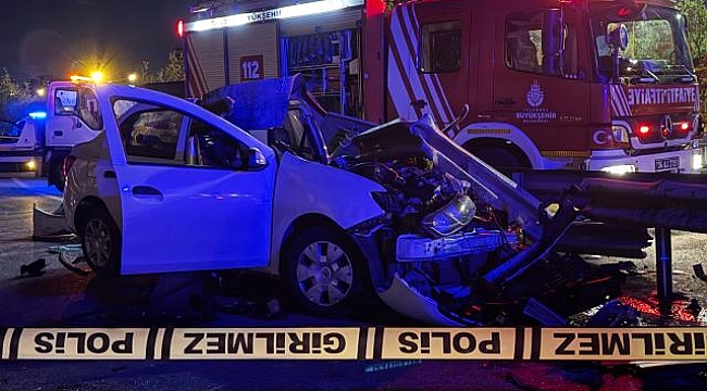 Ümraniye&#039;de otomobil bariyerlere saplandı: 1 ölü, 1 yaralı