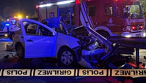 Ümraniye'de otomobil bariyerlere saplandı: 1 ölü, 1 yaralı