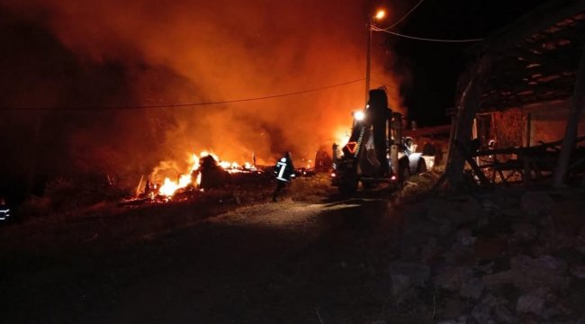 Çorum’da alevlere teslim olan ev, samanlık ve balyalar küle döndü