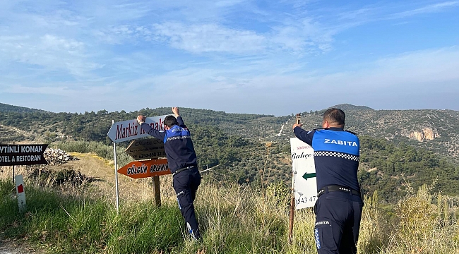EFES SELÇUK’TA GÖRÜNTÜ KİRLİLİĞİ YARATAN TABELALAR KALDIRILIYOR