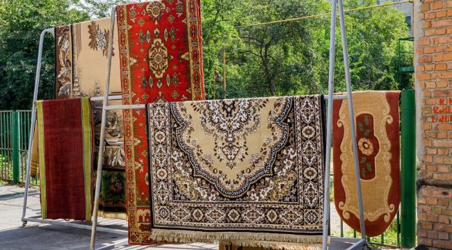 Halı silkeleyenler dikkat! Yargıtay&#039;dan karar: Huzur bozan komşuya hapis cezası