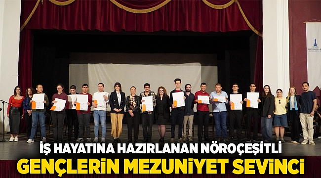 İş hayatına hazırlanan nöroçeşitli gençlerin mezuniyet sevinci
