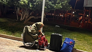 Kıbrıs gazisinin iç burkan görüntüsü: Sokakta valizleriyle bir başına... Zor ikna edildi, aparta yerleştirildi