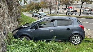 Otomobil istinat duvarına çarptı! İdmana giden futbolcu yaralandı