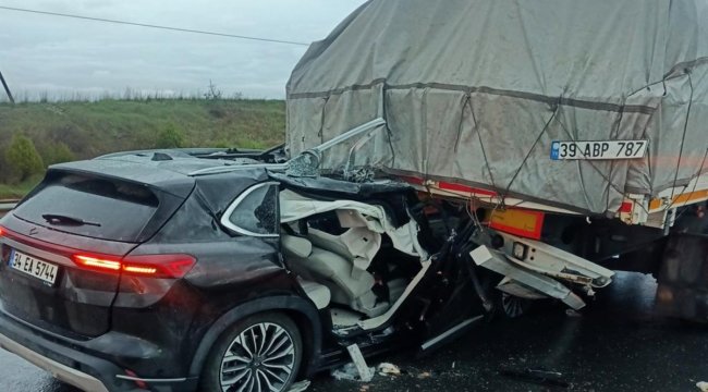 Otomobil, TIR’a arkadan çarptı: 3 yaralı