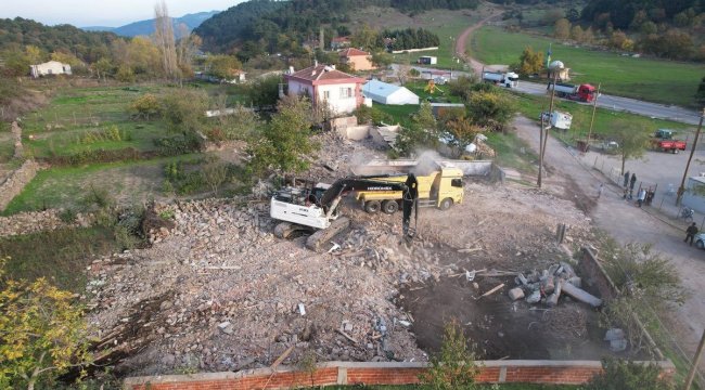 Sındırgı&#039;da ağır hasarlı binaların yıkım çalışmaları sürüyor