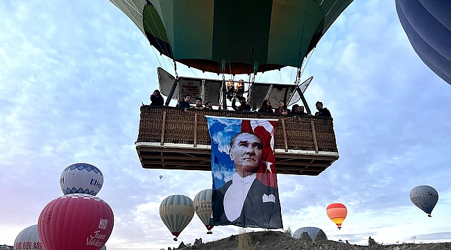 Türk bayrakları ve Atatürk posterleriyle anlamlı uçuş