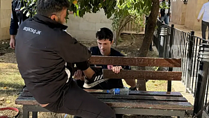 Uyurken bacağını banka sıkıştırdı, itfaiye kurtardı