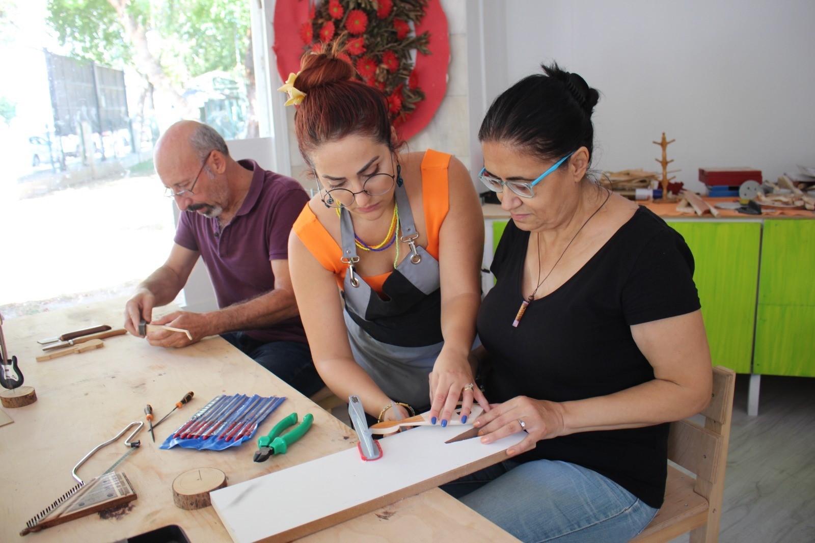 Karşıyaka’da atıklar minyatür müzik aletine dönüşüyor