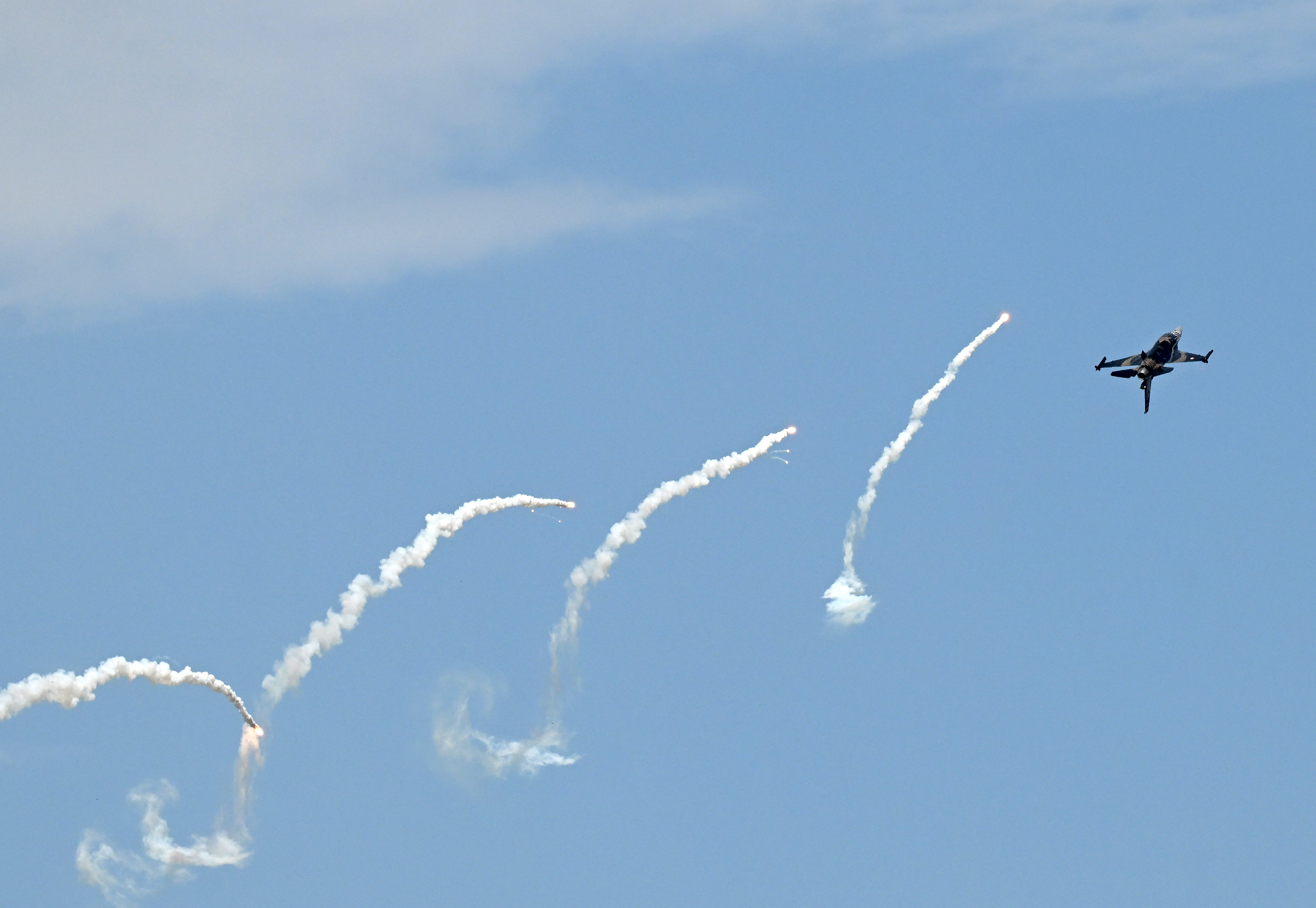 TEKNOFEST İzmir: SOLOTÜRK ve Jandarma Helikopteri Gökyüzünde Büyüledi