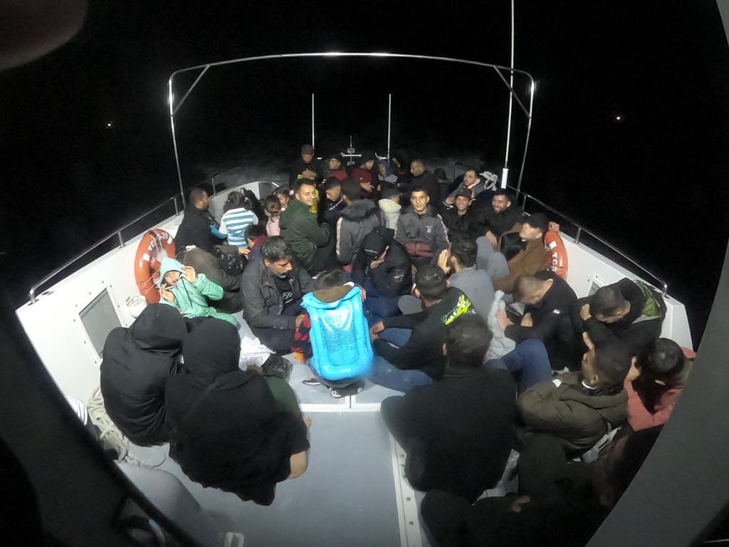 İzmir açıklarında 74 düzensiz göçmen kurtarıldı, 69 göçmen yakalandı