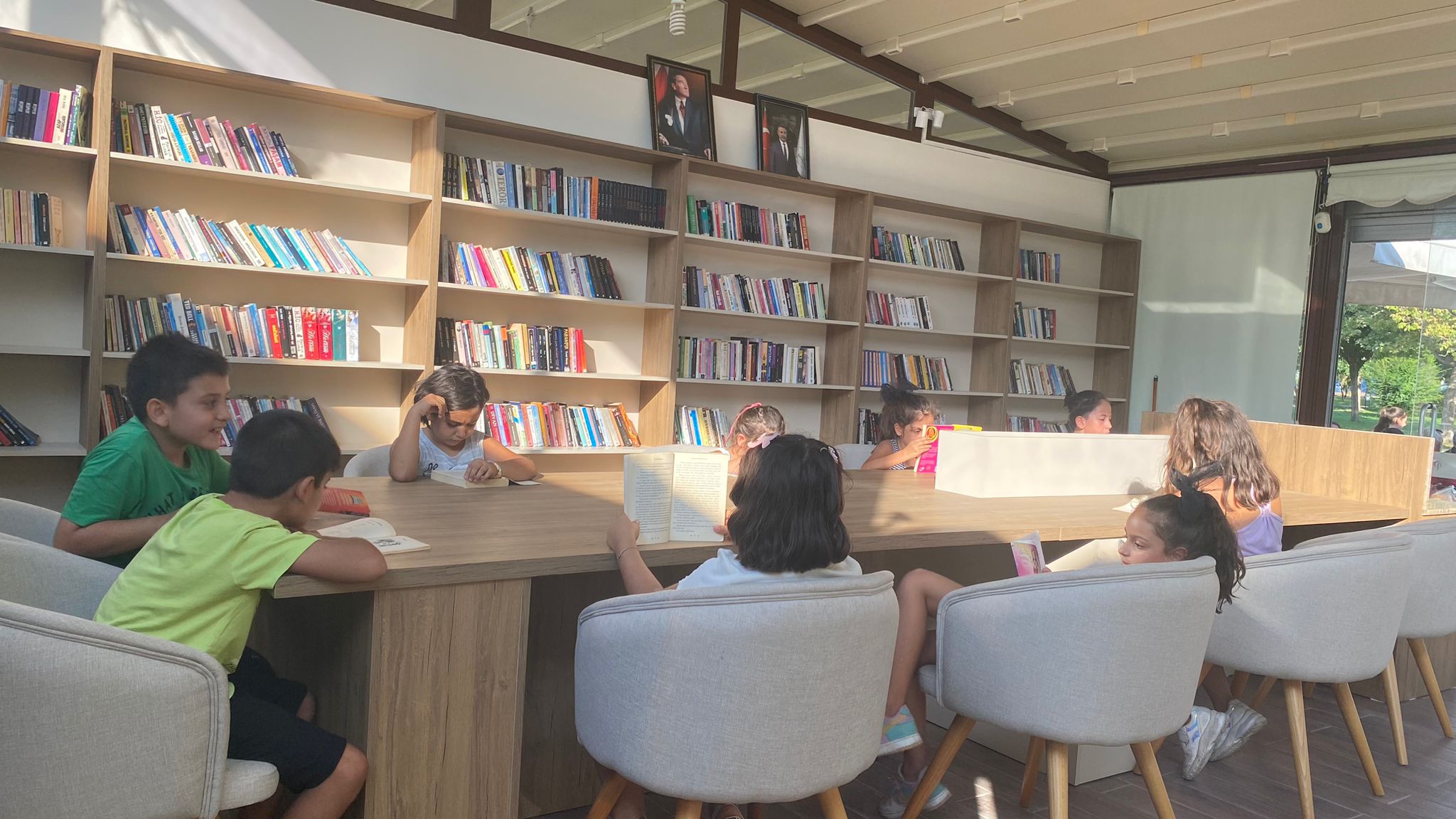 Öğretmen Başkan’dan Bayraklı’ya 6 Kitap Kafe