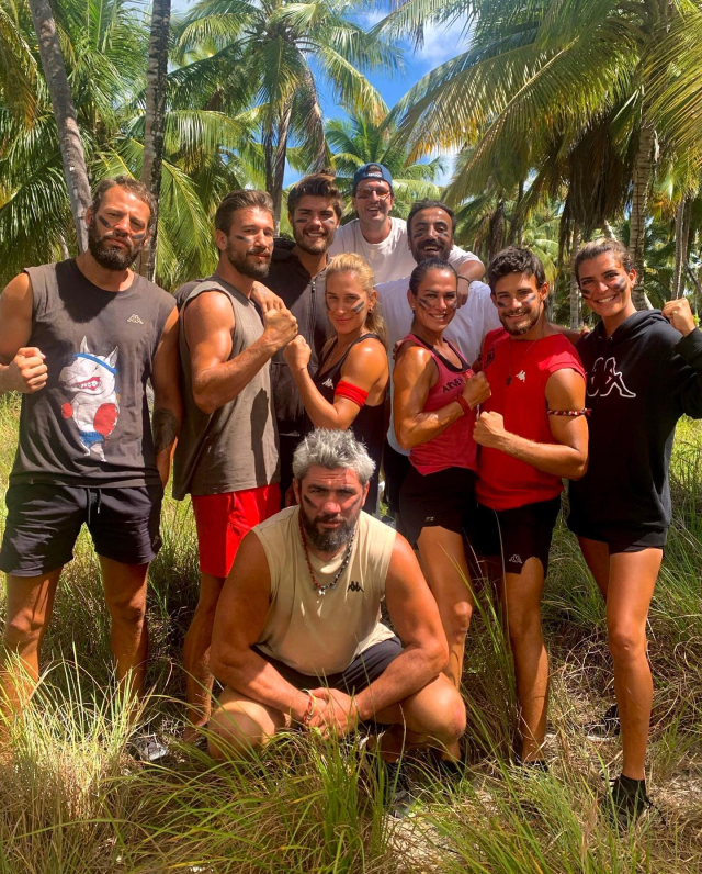 Parasını verdiği insanlara her şeyi söyleyebileceğini zannediyor