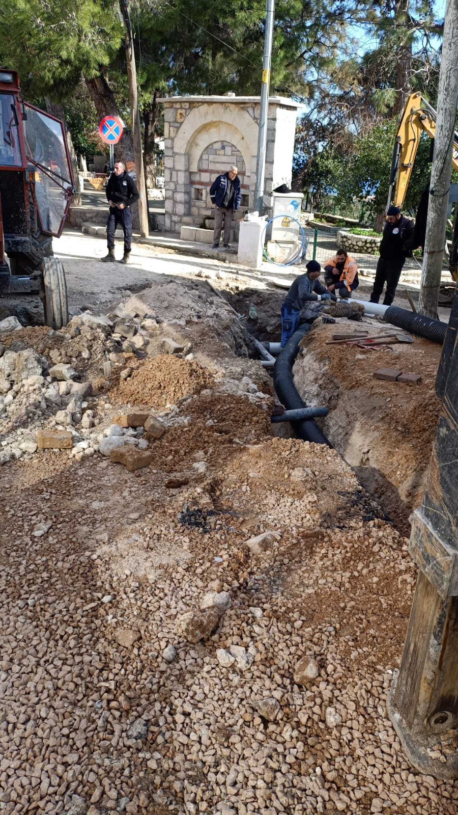 Karaburun Cumhuriyet Caddesi atık su hattına kavuştu