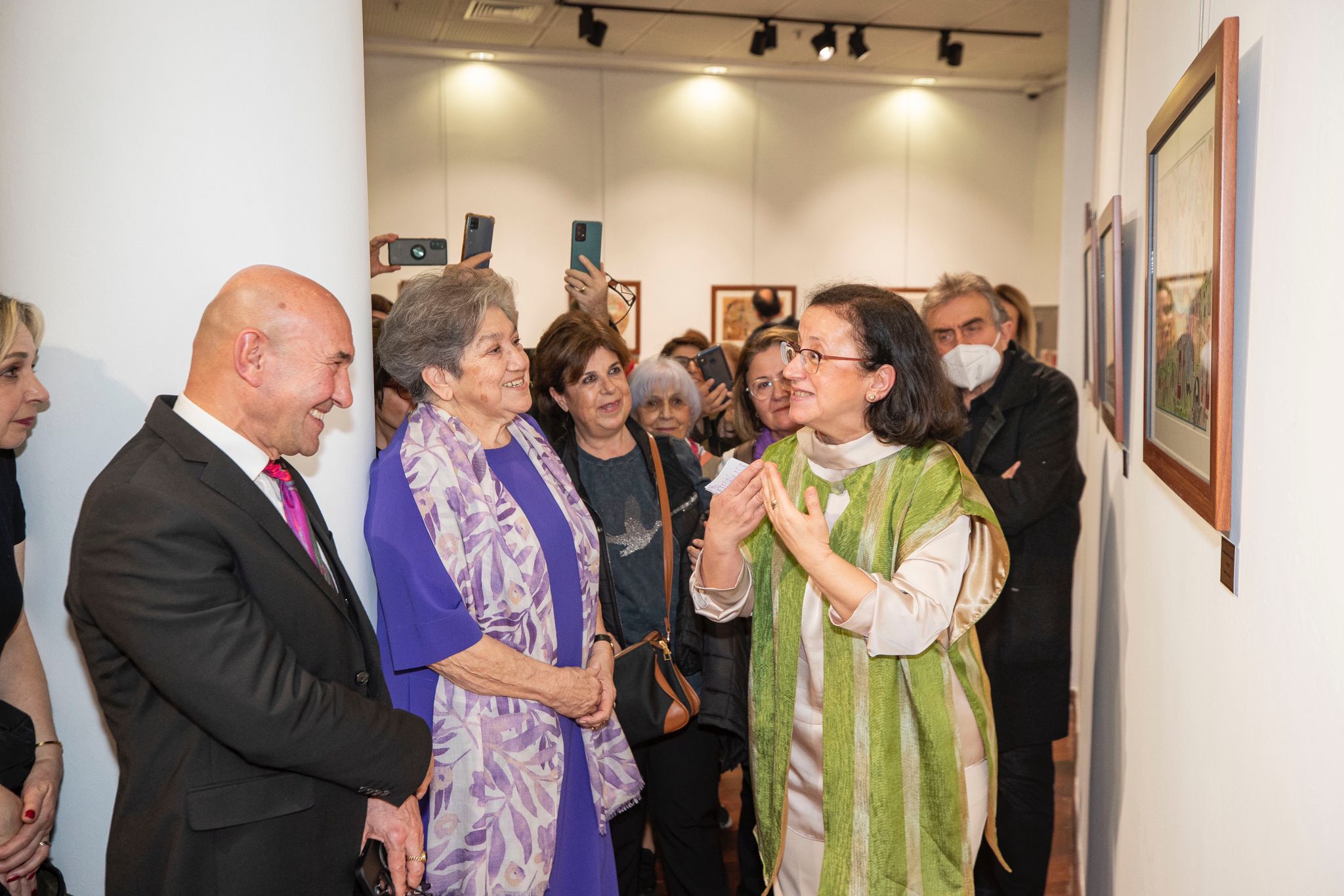 "İnsan Dünyadır" sergisi İzmirlilerle buluştu