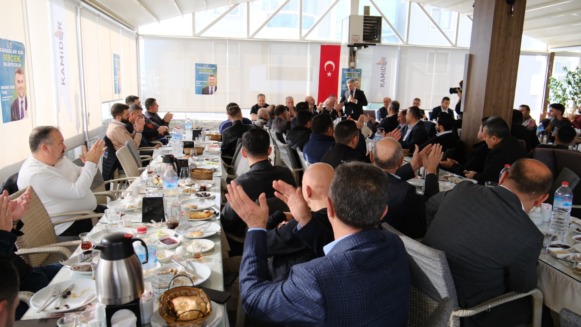 Karabağlar’a asılan ‘İcraat Yapılmaz’ levhası iniyor