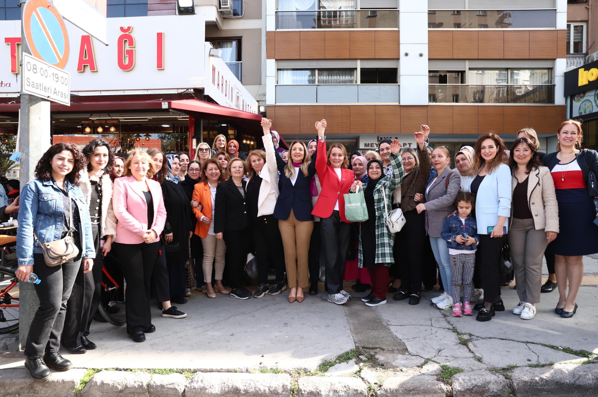 Konak’ta coşkulu kadın buluşması: Nazlıaka’dan Mutlu’ya övgü dolu sözler