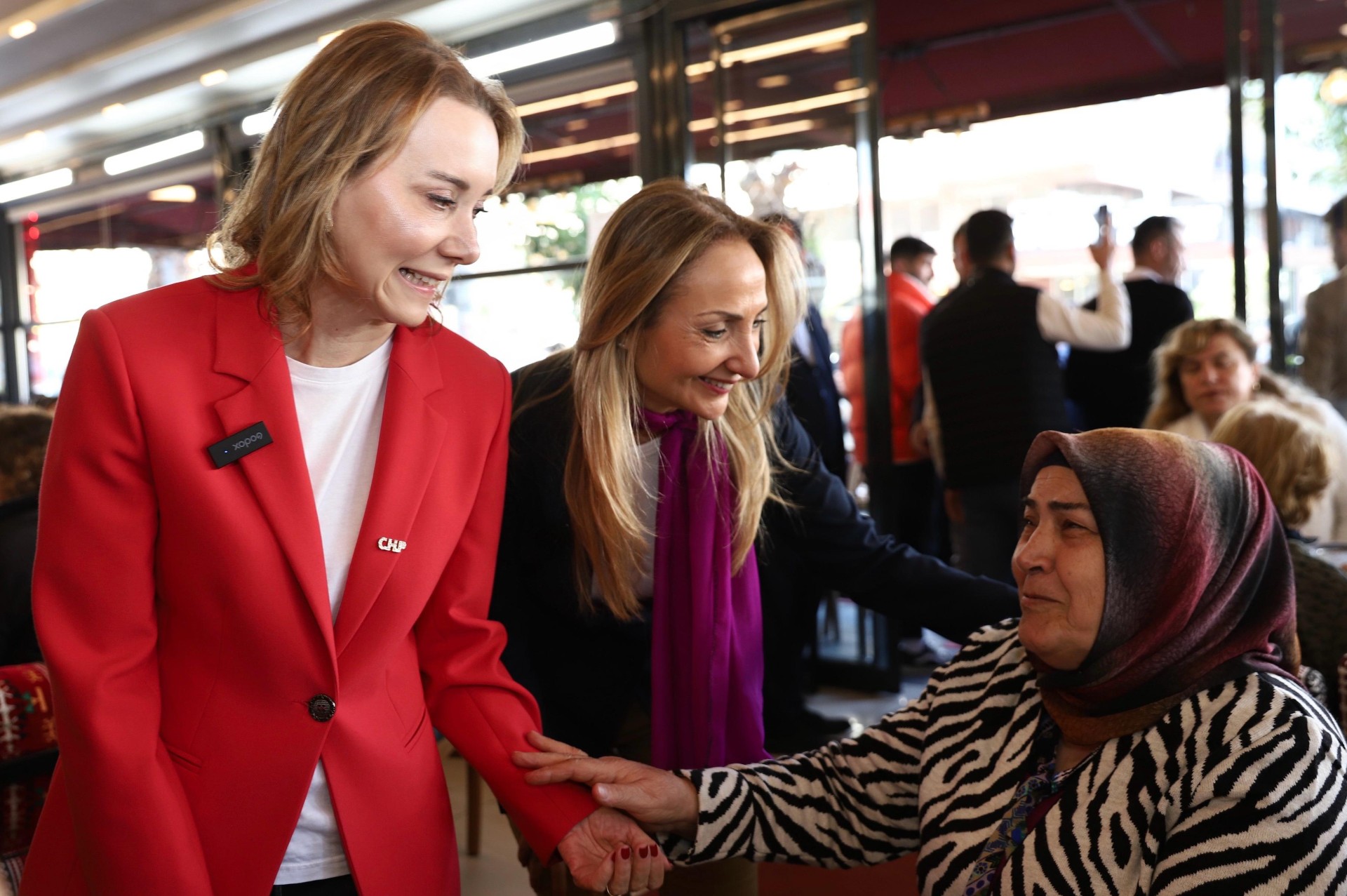 Konak’ta coşkulu kadın buluşması: Nazlıaka’dan Mutlu’ya övgü dolu sözler