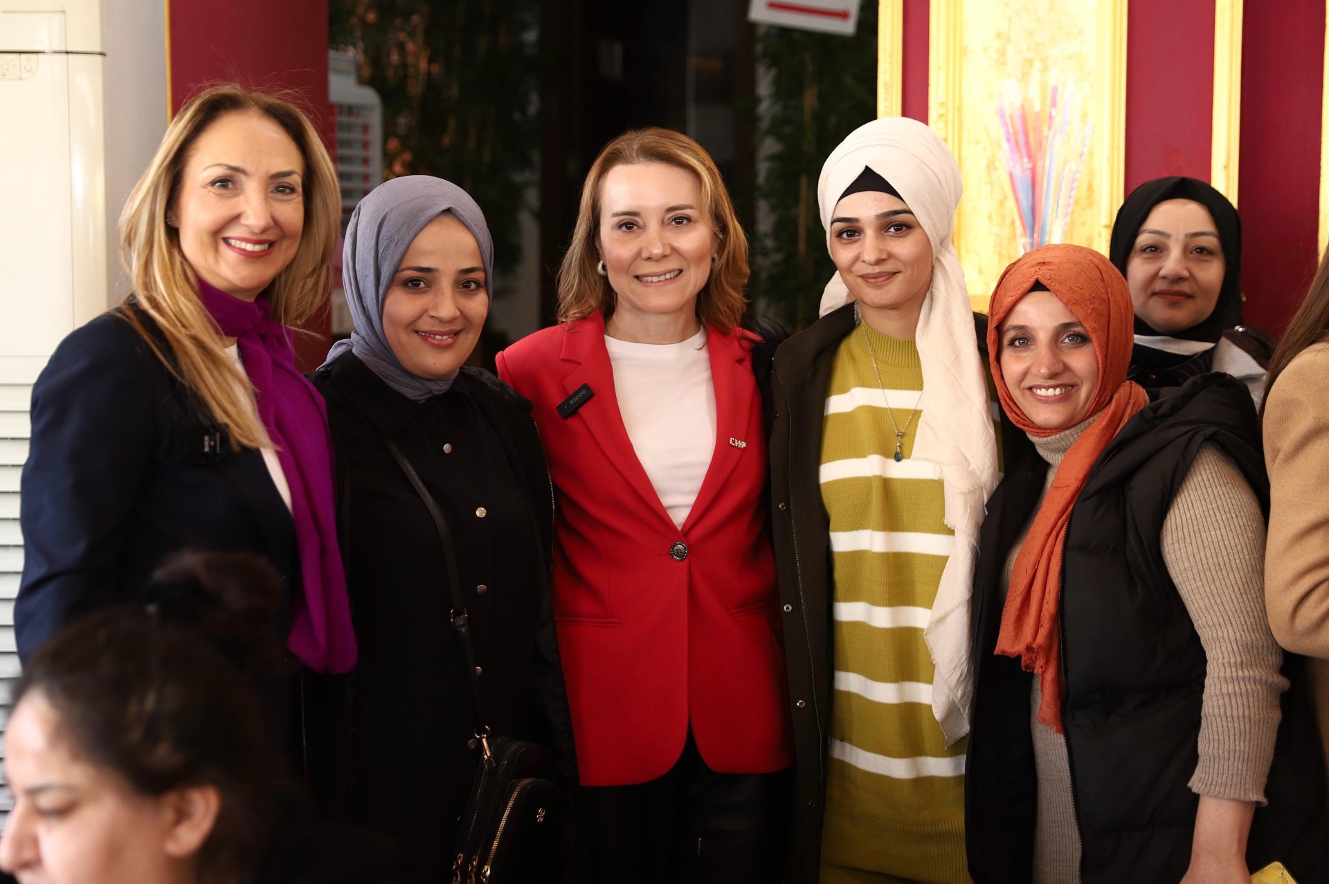 Konak’ta coşkulu kadın buluşması: Nazlıaka’dan Mutlu’ya övgü dolu sözler