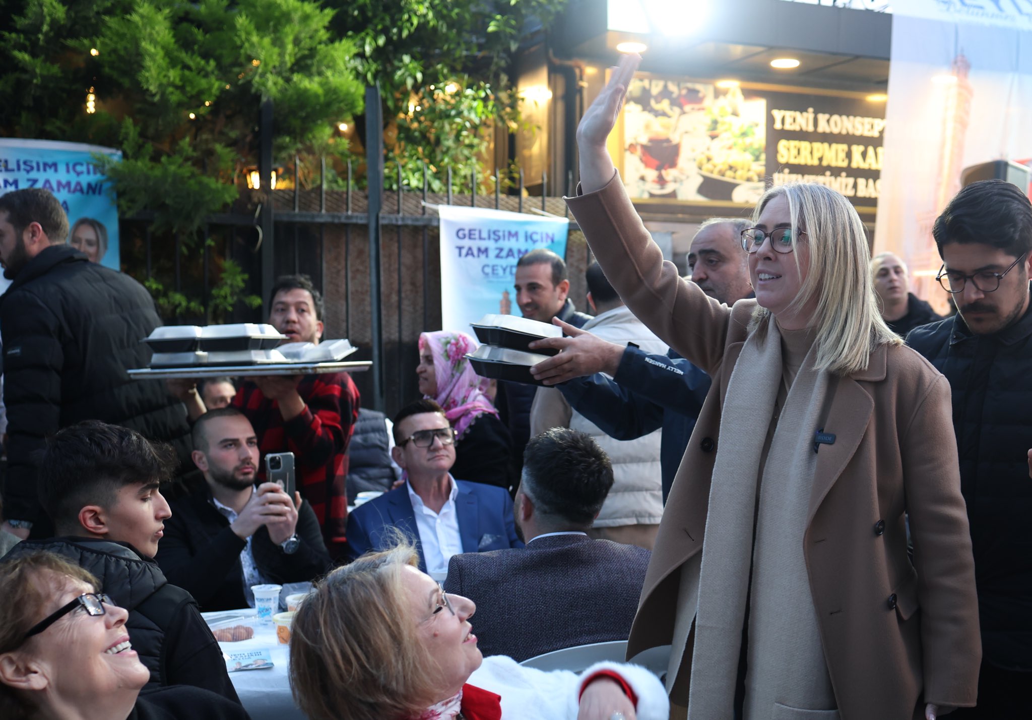 AK Parti Konak adayı Çankırı, Basmane iftar programında vatandaşlarla bir araya geldi