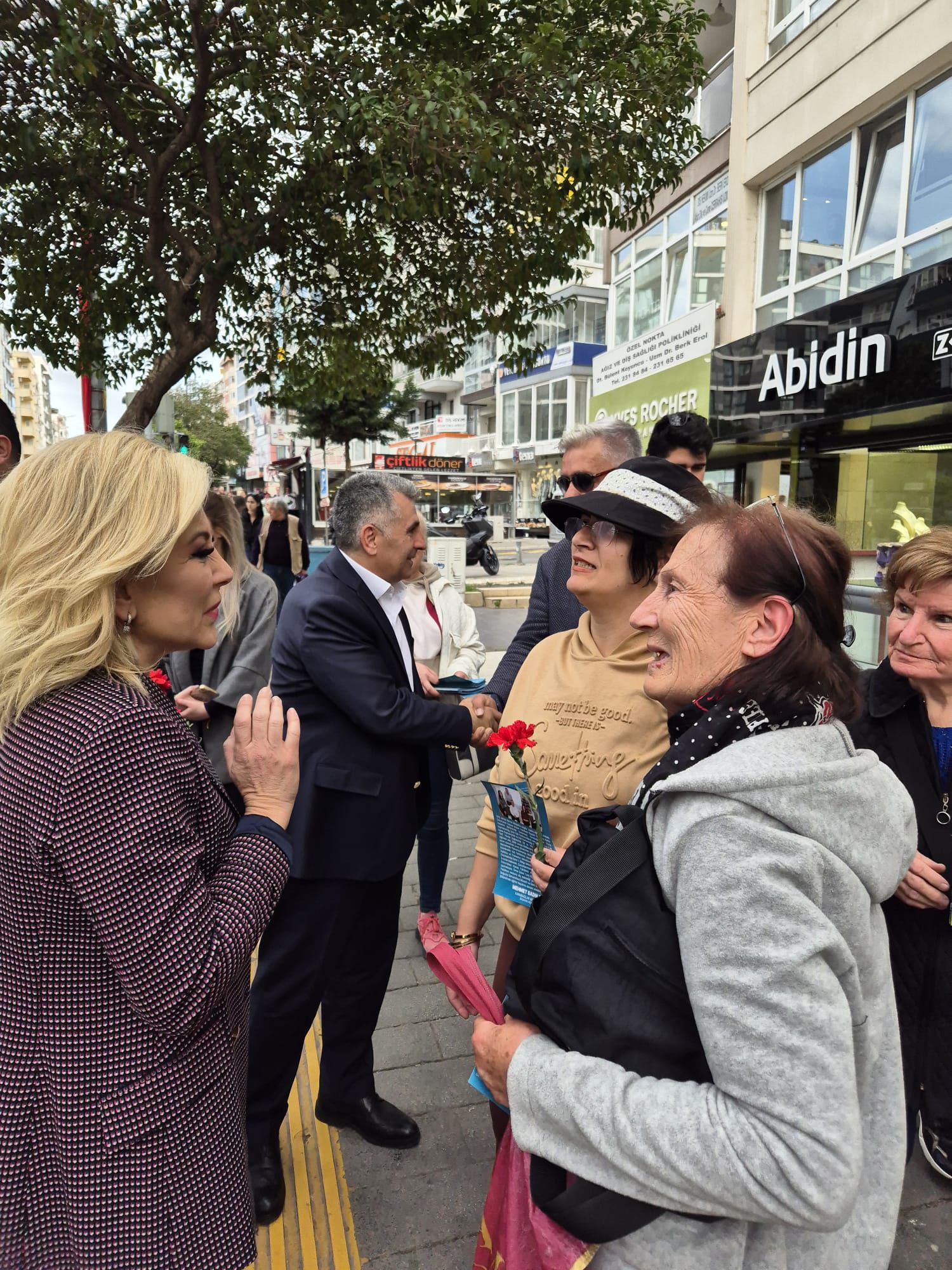 AK Parti Karabağlar Başkan Adayı Mehmet Sadık Tunç ve Milletvekili Şebnem Bursalı, Halkla Buluştu
