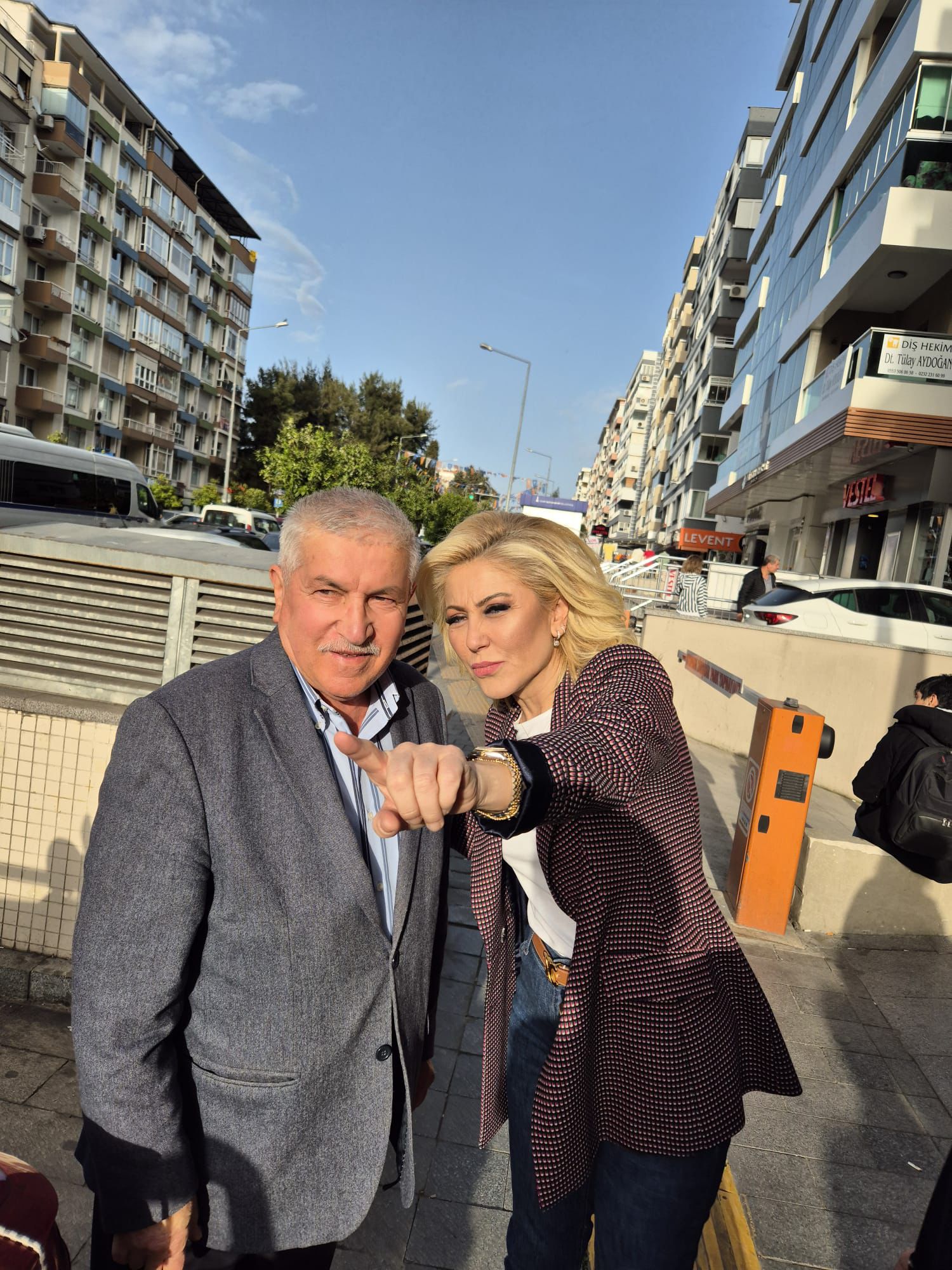 AK Parti Karabağlar Başkan Adayı Mehmet Sadık Tunç ve Milletvekili Şebnem Bursalı, Halkla Buluştu