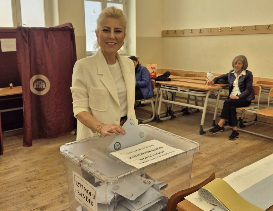 AK Parti İzmirli siyasiler sandık başında