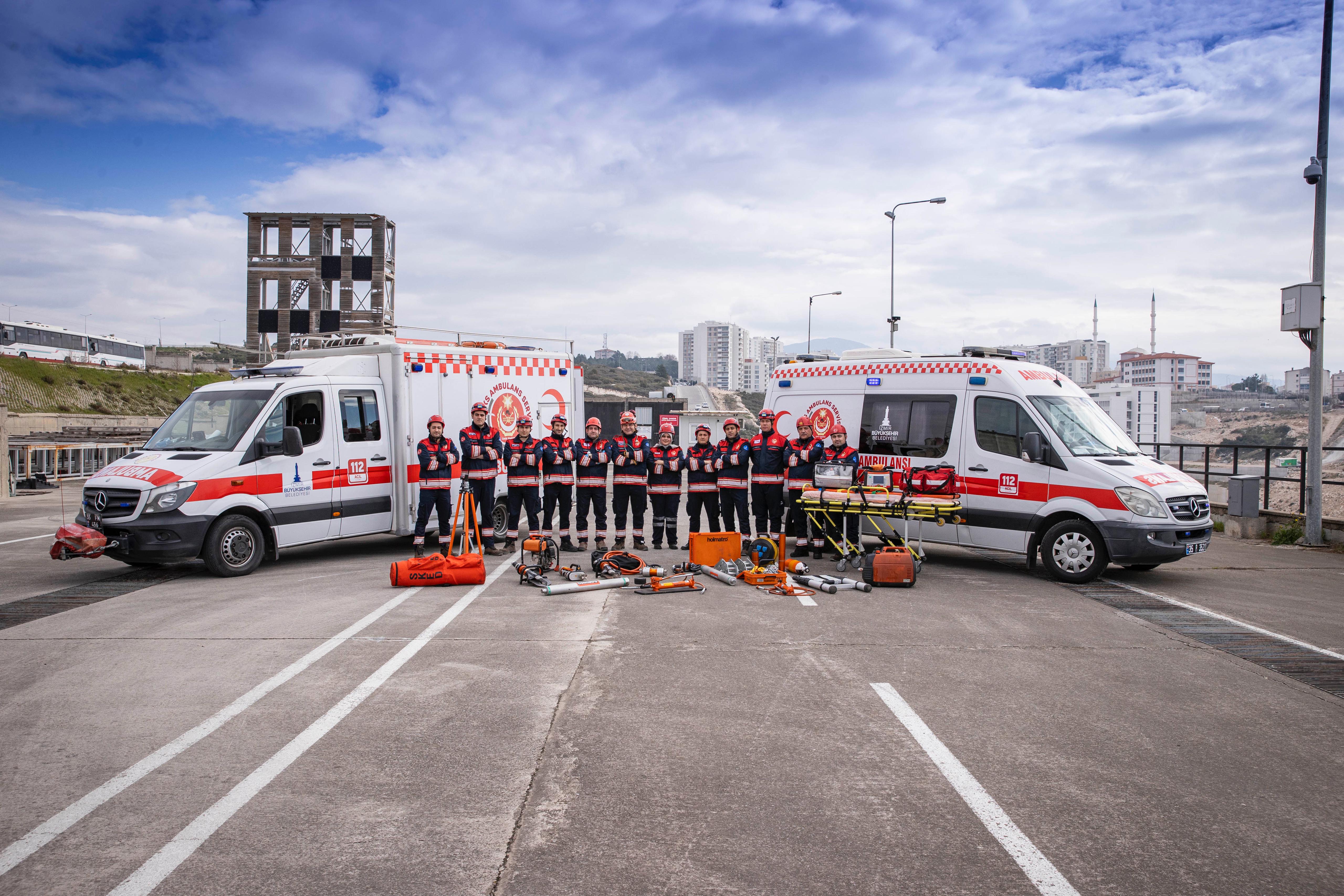 İzmir İtfaiyesinin özel donanımlı paramedikleri Türkiye’ye örnek oluyor