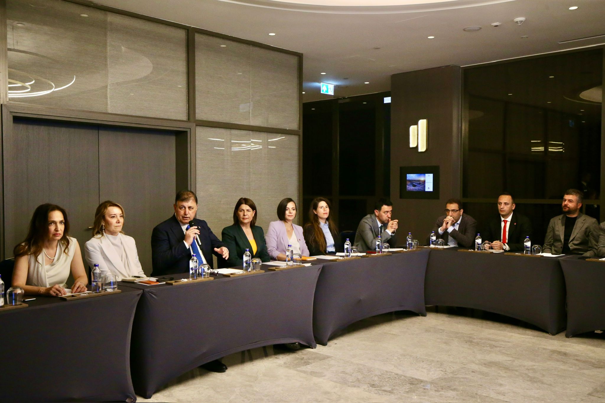 Başkan Tugay ilçe belediye başkanlarıyla toplantı yaptı