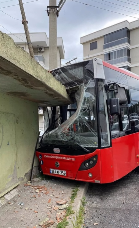 Virajı alamayan ESHOT eve çarptı!