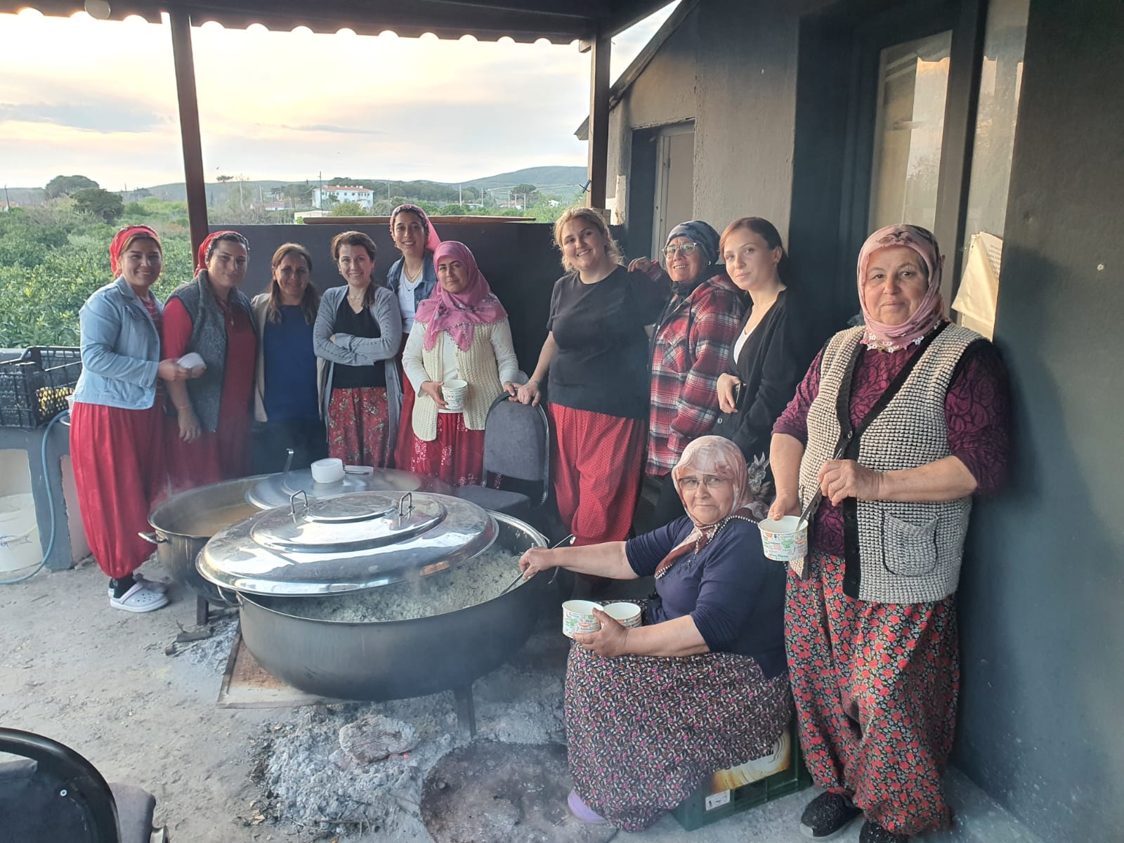 Karaburun'da imece ruhuyla kurulan iftar sofrasında mahalle dayanışması