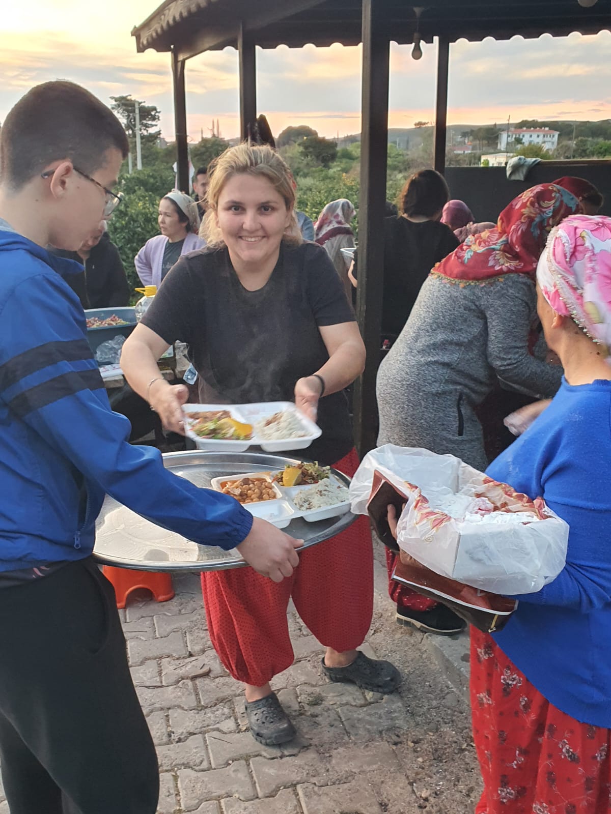Karaburun'da imece ruhuyla kurulan iftar sofrasında mahalle dayanışması