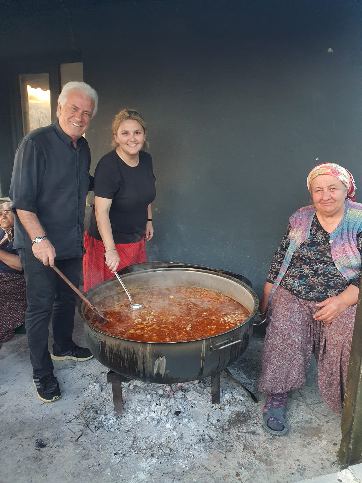 Karaburun'da imece ruhuyla kurulan iftar sofrasında mahalle dayanışması