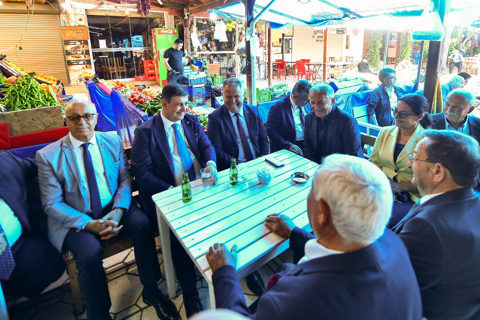 Başkan Tugay bayramın ilk günü Urla ve Çeşme'de yurttaşlarla buluştu