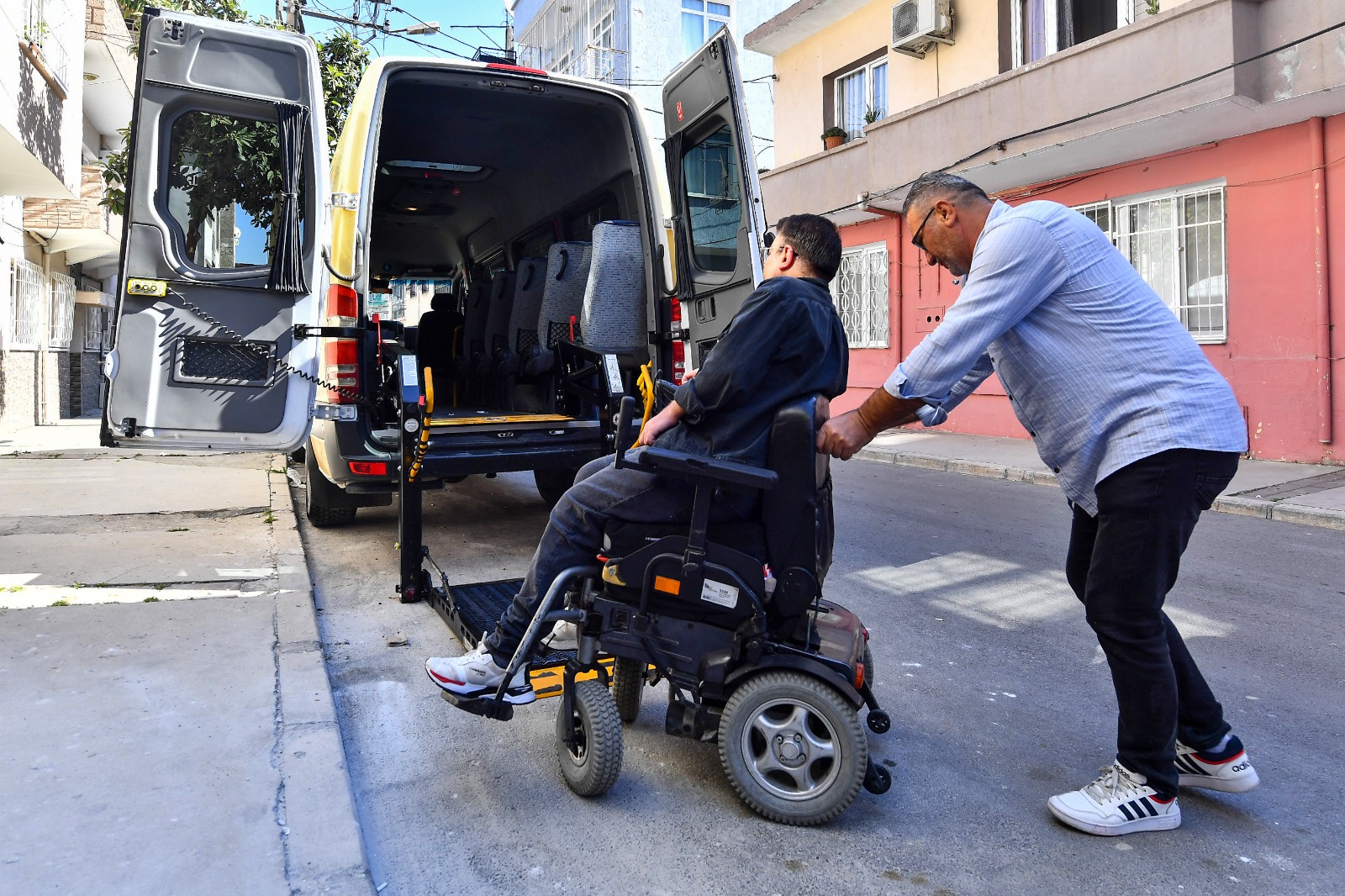 Büyükşehir'den ‘engelsiz yaşam’ için yol yardım desteği