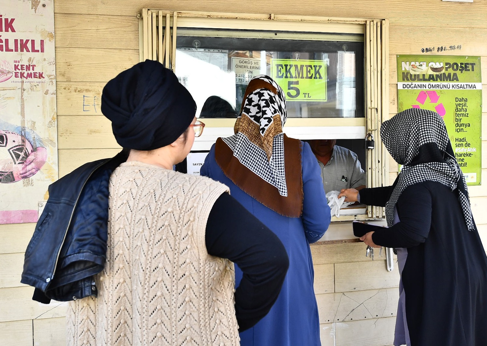 İzmirli yurttaşlardan Başkan Tugay’a “ekmek” teşekkürü