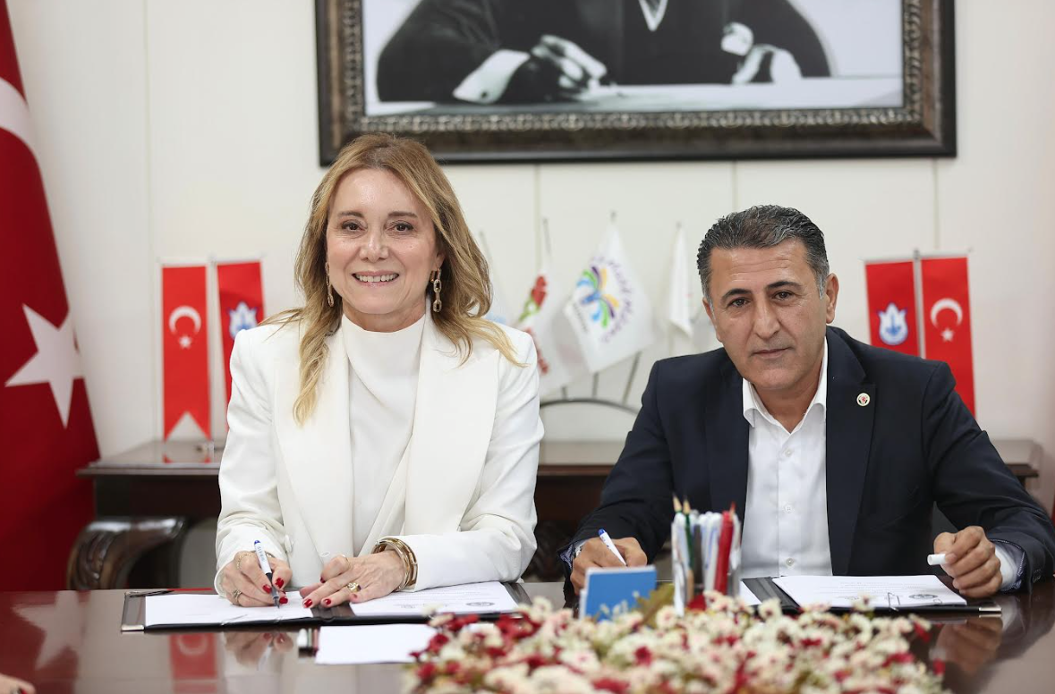 Konak’ta işçinin yüzünü güldüren sözleşme: Başkan Mutlu imzayı attı!