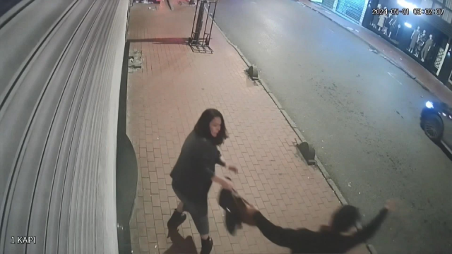 Gözüne kestirdiği kadına yumruk ve kafa atıp çantasını gasbetti