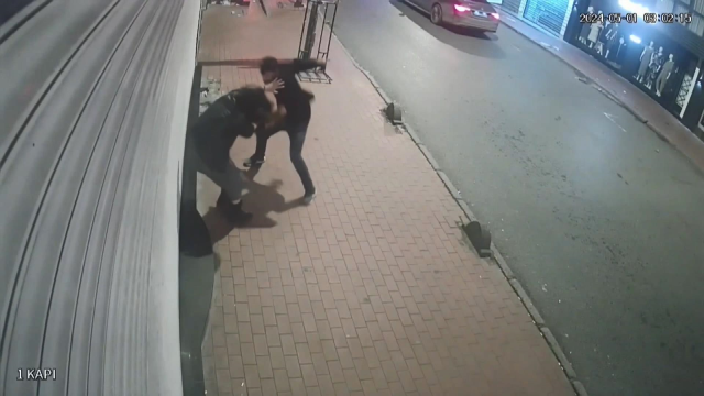 Gözüne kestirdiği kadına yumruk ve kafa atıp çantasını gasbetti