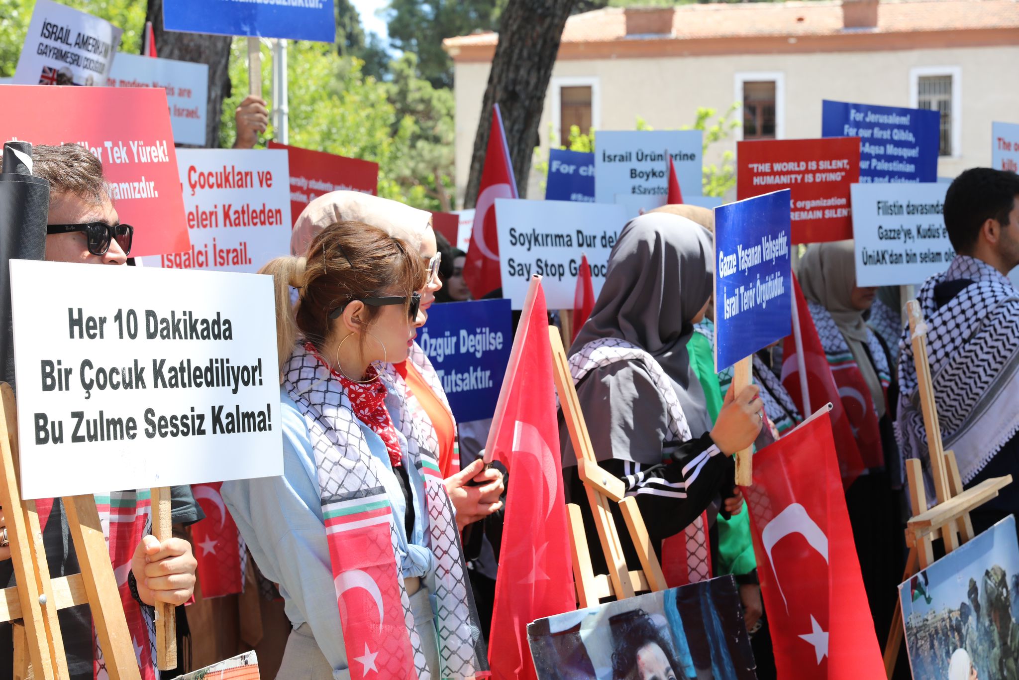 AK Parti İzmir Gençlik Kolları Üniversiteler Teşkilatı, DEÜ'de İsrail'in Gazze'ye yönelik saldırılarını protesto etti