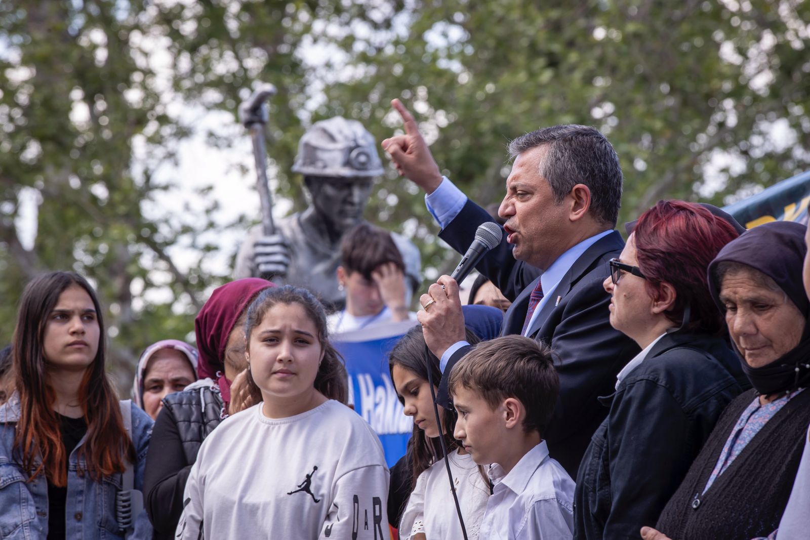 301 madenci için duygusal buluşma