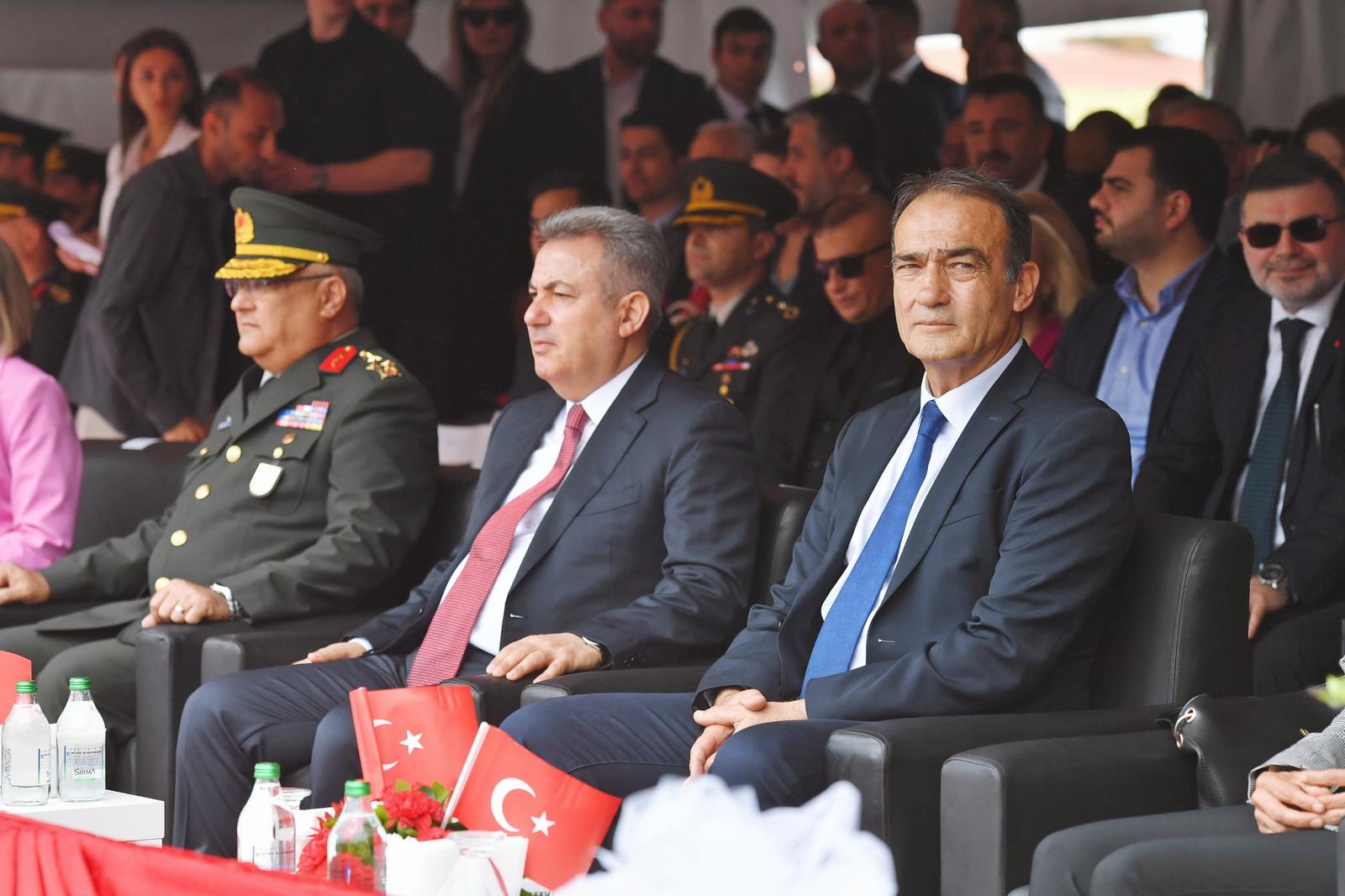 İzmir’de 19 Mayıs coşkusu: Cumhuriyet Meydanı rengarenk