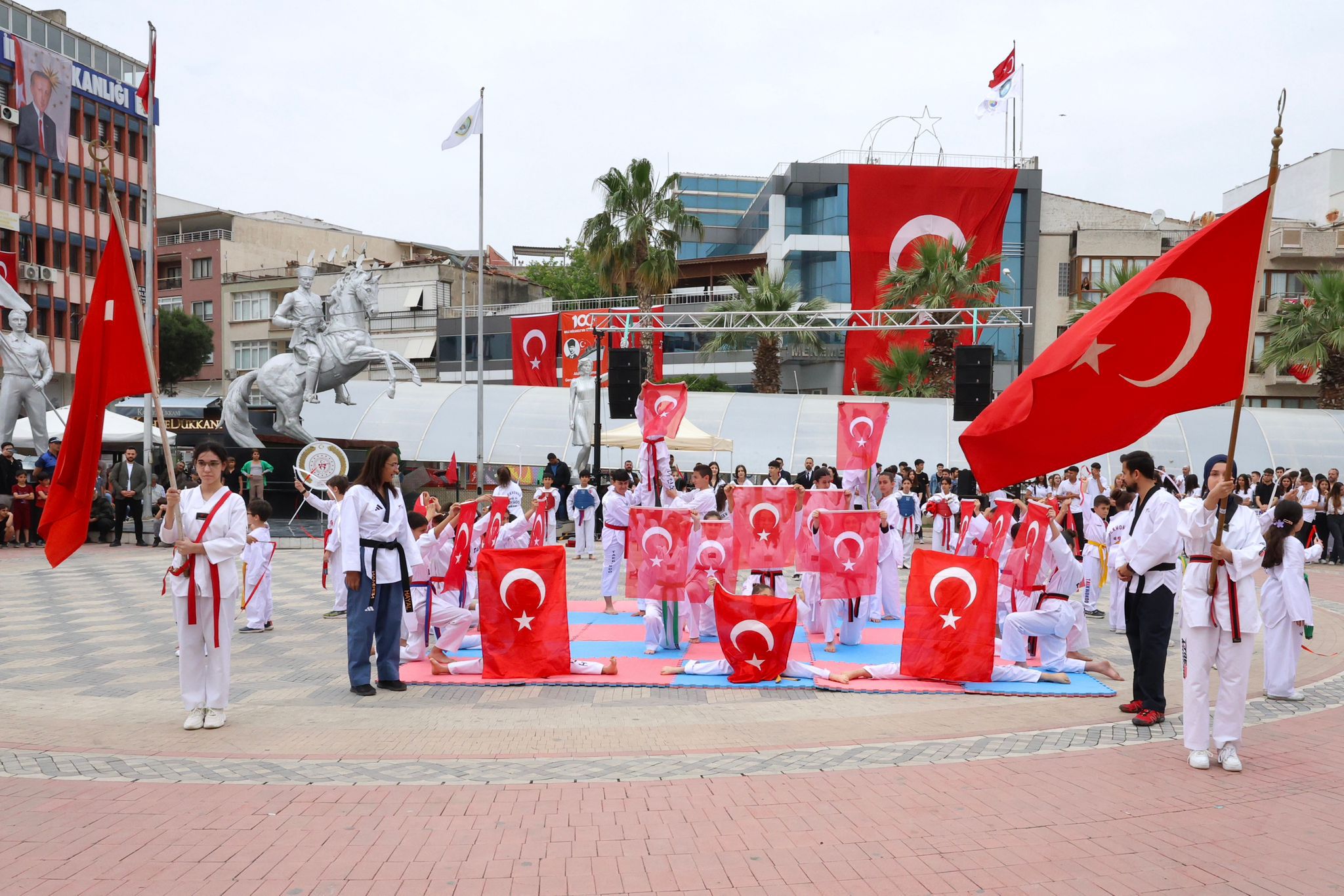 BAŞKAN PEHLİVAN: KALBİMİZDE ATAMIZ, UMUDUMUZDA GENÇLERİMİZ VAR